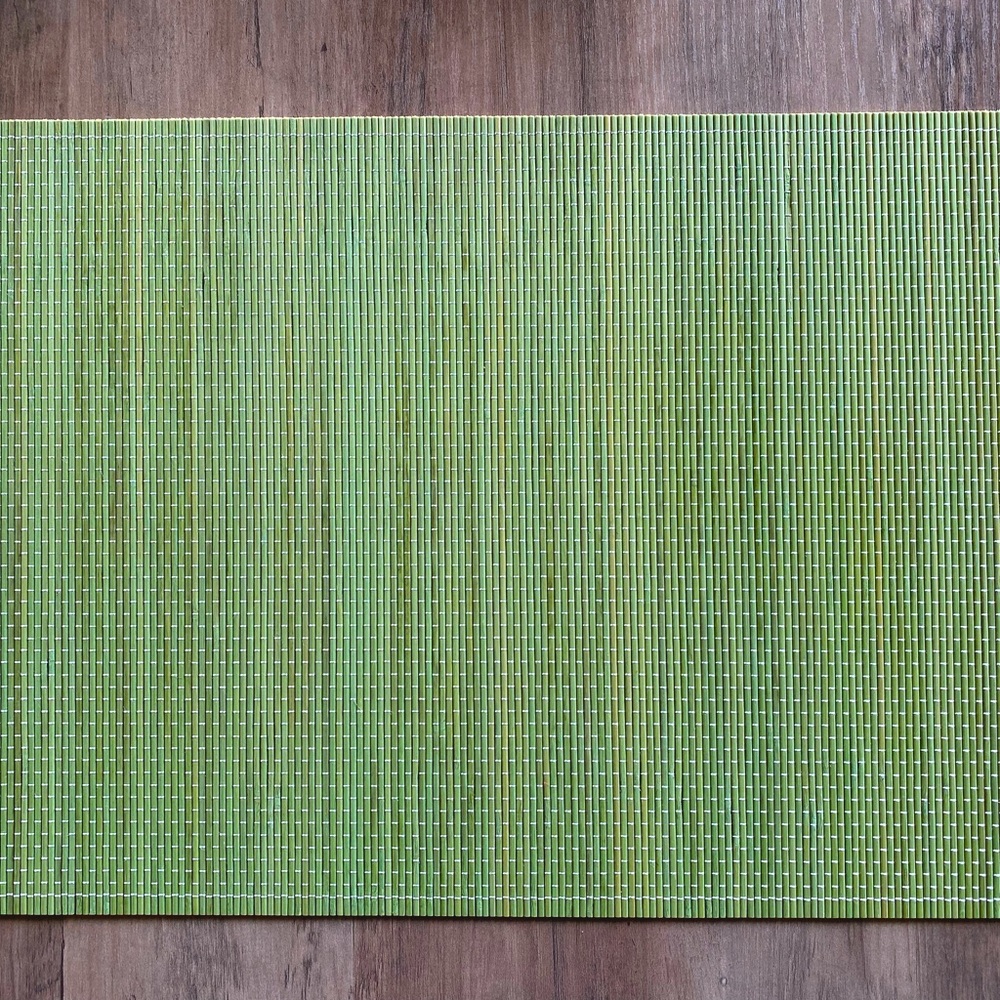 Placemats Bamboo looking placemats 13” x 19” in size. Vase &flowers NOT included